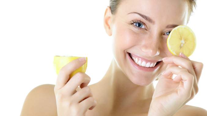 Manchas e cicatrizes da acne: 5 Remédios caseiros - limão