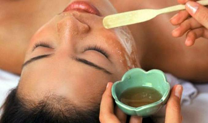 Manchas e cicatrizes da acne: 5 Remédios caseiros - mel no rosto