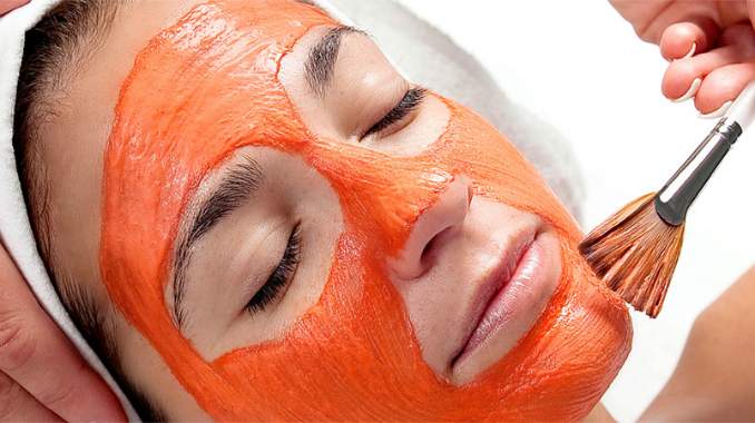 Manchas e cicatrizes da acne: 5 Remédios caseiros - Água de rosas e pó de sândalo